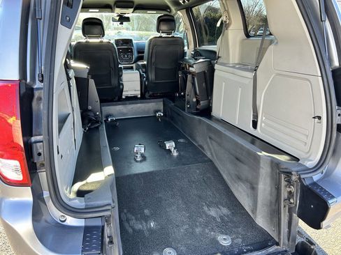 Used 2019 Dodge Grand Caravan SXT image 12