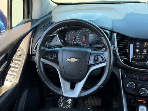 Used 2020 Chevrolet Trax LT w/ LT Convenience Package image 17