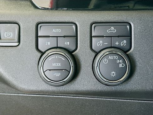 Used 2023 Chevrolet Silverado 1500 LT AWD/4WD image 16