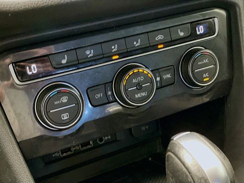 Used 2020 Volkswagen Tiguan SE image 11