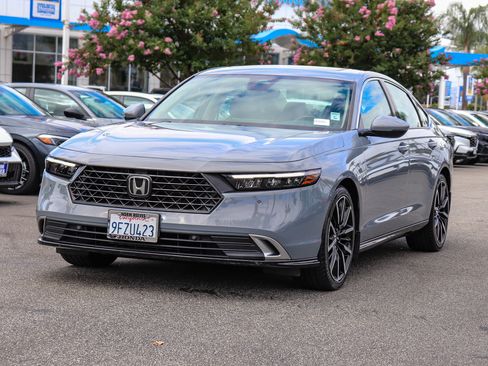 Used 2023 Honda Accord Touring image 3
