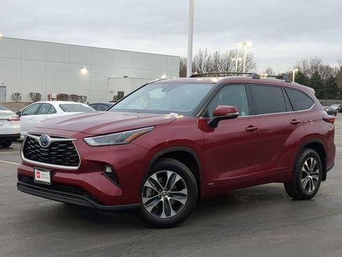 Certified 2022 Toyota Highlander XLE image 2