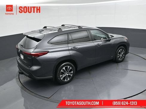 Used 2023 Toyota Highlander XLE AWD/4WD image 52
