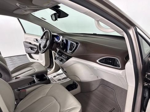 Used 2017 Chrysler Pacifica Touring-L FWD image 33