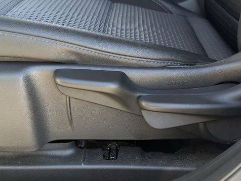 Certified 2025 Chevrolet Trax LT image 30