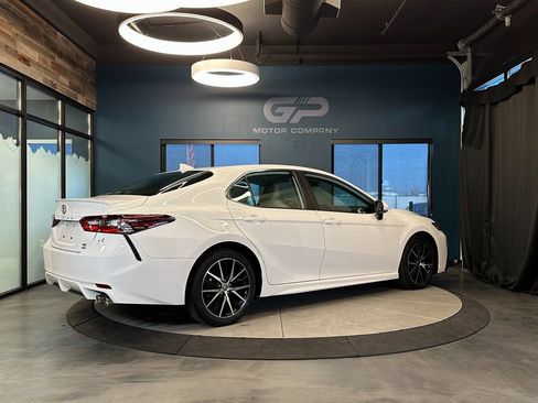 Used 2022 Toyota Camry SE image 3