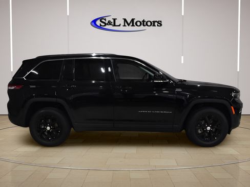 Used 2023 Jeep Grand Cherokee Limited AWD/4WD image 9