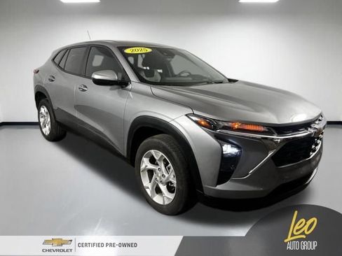 Used 2025 Chevrolet Trax LS w/ LS Convenience Package image 4