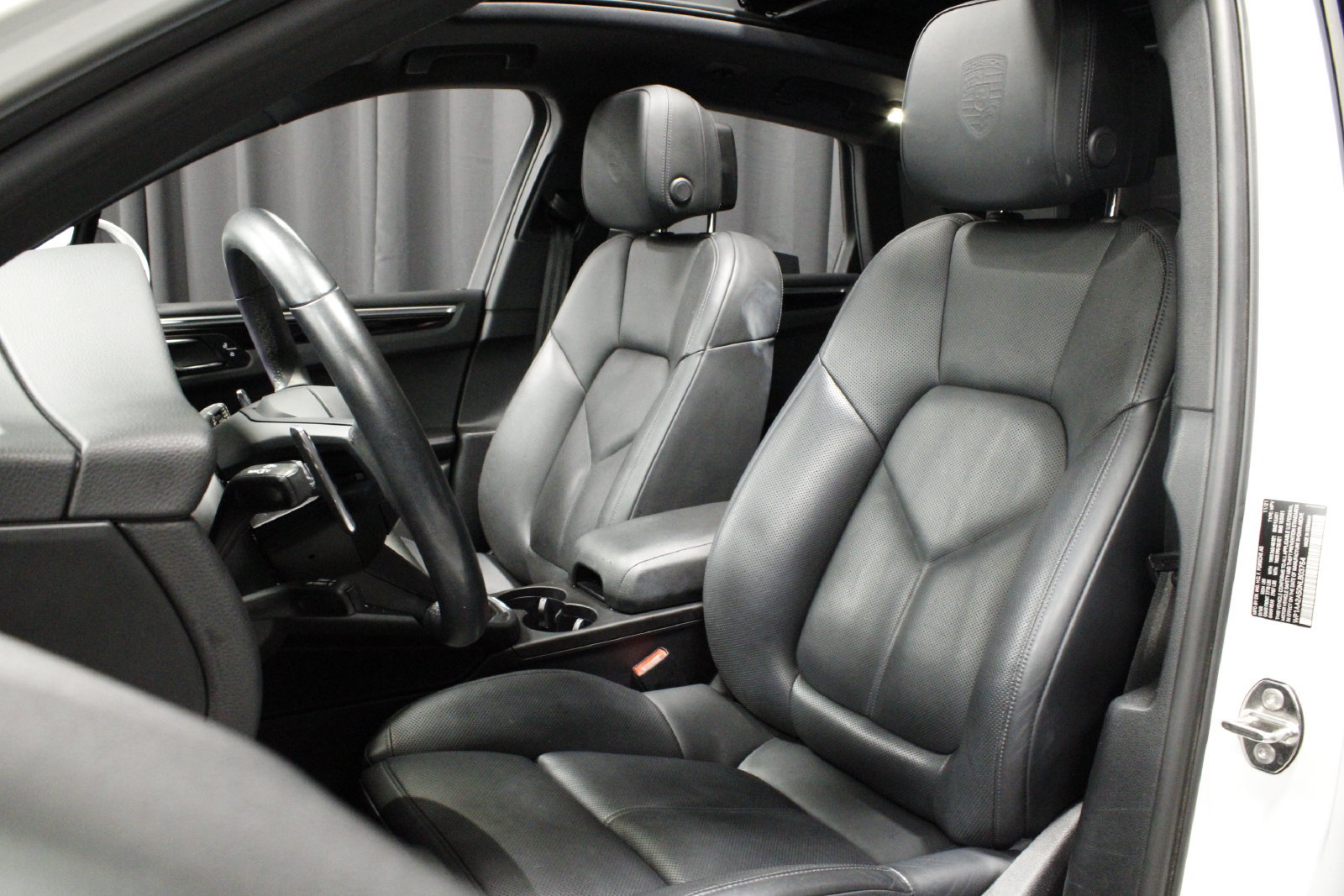 Used 2022 Porsche Macan AWD/4WD image 5