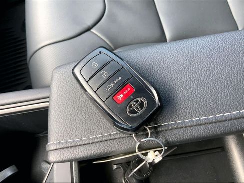 Used 2026 Toyota Tundra Limited AWD/4WD image 15
