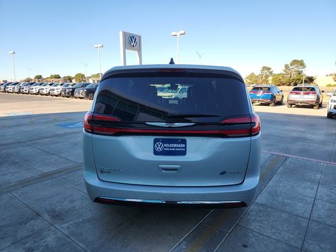 Used 2024 Chrysler Pacifica Select image 6