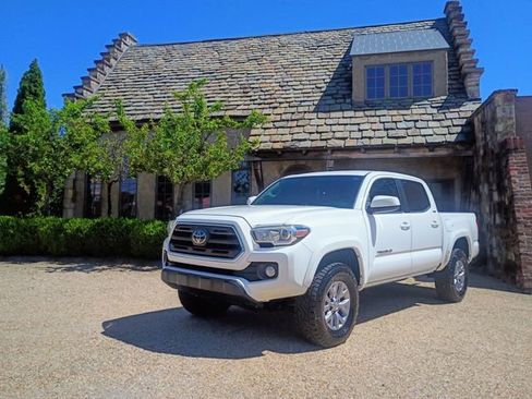 Used 2018 Toyota Tacoma SR5 w/ SR5 Appearance Package (SM) RWD image 74