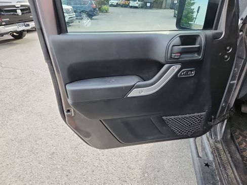 Used 2016 Jeep Wrangler Sahara w/ Connectivity Group AWD/4WD image 17
