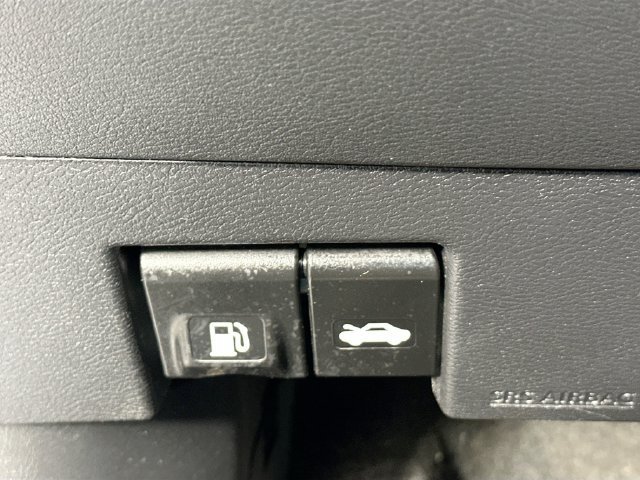 Used 2024 Nissan Versa SR FWD image 21