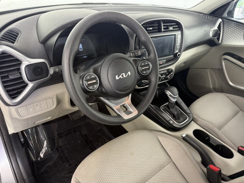 Used 2025 Kia Soul LX w/ LX Technology Package FWD image 15