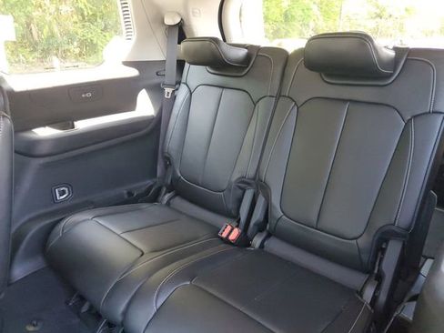 Used 2022 Jeep Grand Cherokee L Limited RWD image 11