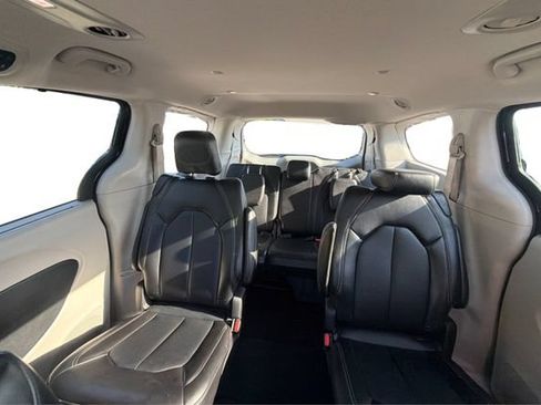 Used 2024 Chrysler Pacifica Touring-L FWD image 14