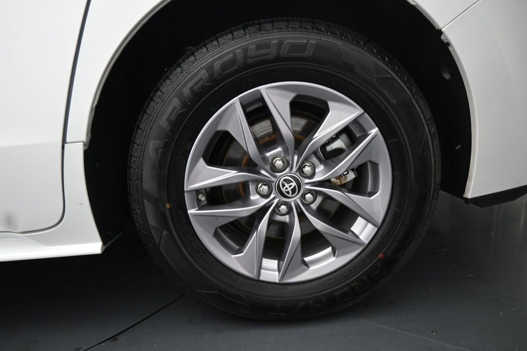 Used 2024 Toyota Sienna XLE FWD image 15
