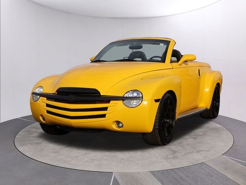 Used 2004 Chevrolet SSR w/ Preferred Equipment Group image 40