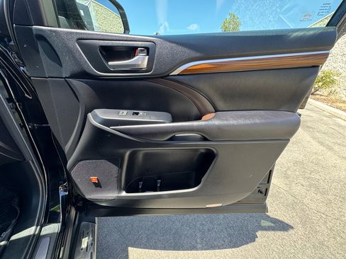 Used 2018 Toyota Highlander Limited AWD/4WD image 32