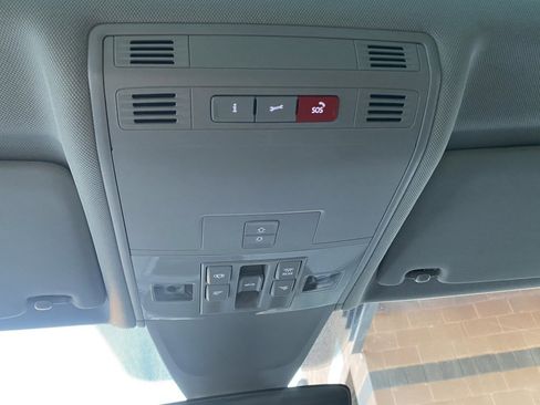 Used 2023 Volkswagen Tiguan SE w/ Panoramic Sunroof Package image 39