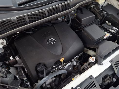 Used 2017 Toyota Sienna SE Premium image 30