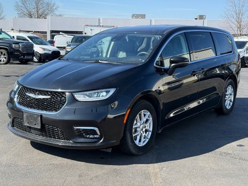 Used 2023 Chrysler Pacifica Touring-L image 4