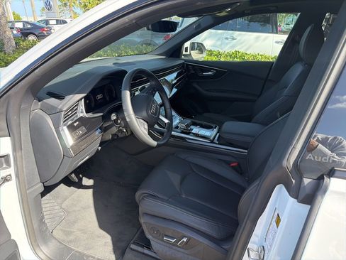 Used 2025 Audi Q8 Prestige w/ Prestige Package image 2