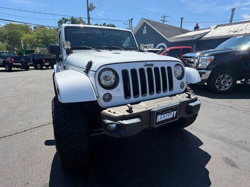 Used 2017 Jeep Wrangler Unlimited Sahara AWD/4WD image 8