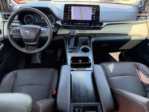 Used 2023 Toyota Sienna Platinum FWD image 27