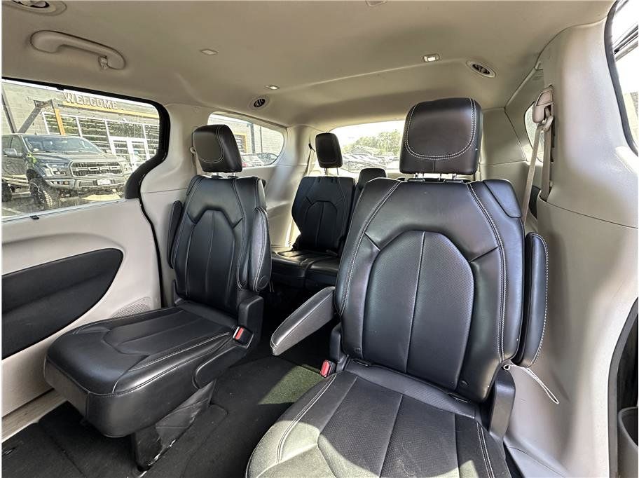 Used 2024 Chrysler Pacifica Touring-L FWD image 5