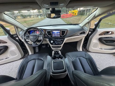 Used 2018 Chrysler Pacifica Touring-L Plus w/ Advanced Safetytec Group image 9