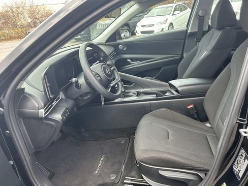 Used 2023 Hyundai Elantra SE w/ Cargo Package image 12