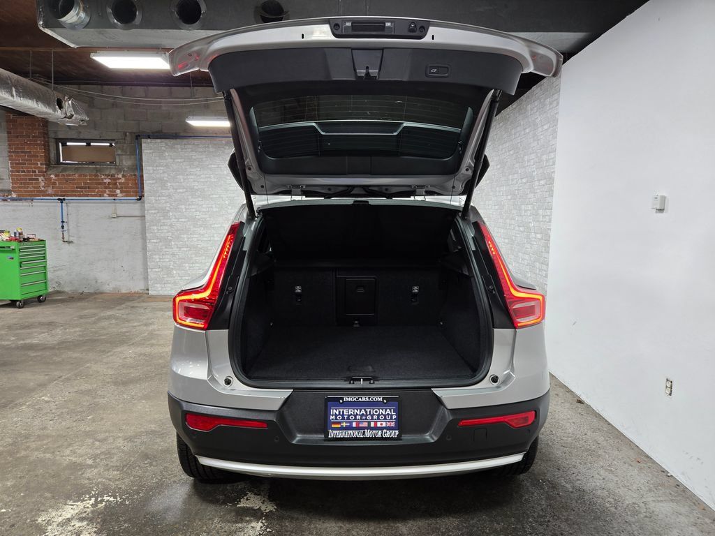 Used 2023 Volvo XC40 B5 Core w/ Climate Package AWD/4WD image 40