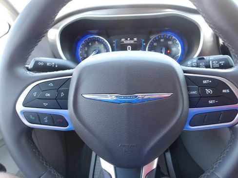 Used 2017 Chrysler Pacifica Touring-L image 12