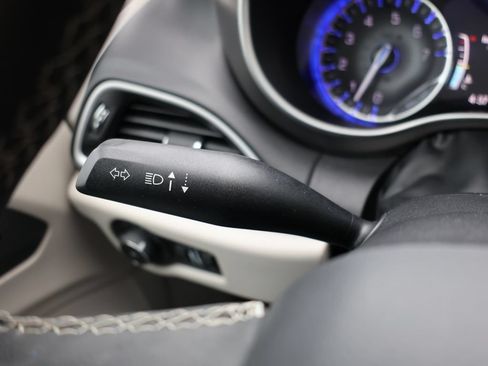 Used 2024 Chrysler Pacifica Touring-L FWD image 17