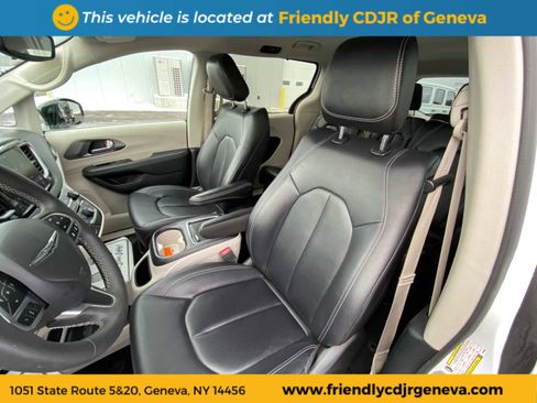 Used 2024 Chrysler Pacifica Touring-L image 10