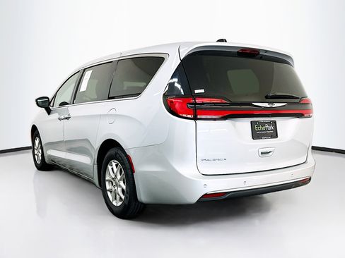 Used 2024 Chrysler Pacifica Touring-L image 5