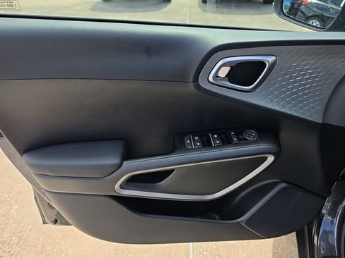 Used 2025 Kia Soul LX w/ LX Technology Package FWD image 15