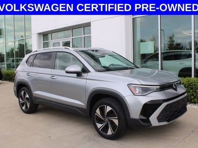 Used 2025 Volkswagen Taos SE w/ Panoramic Sunroof Package