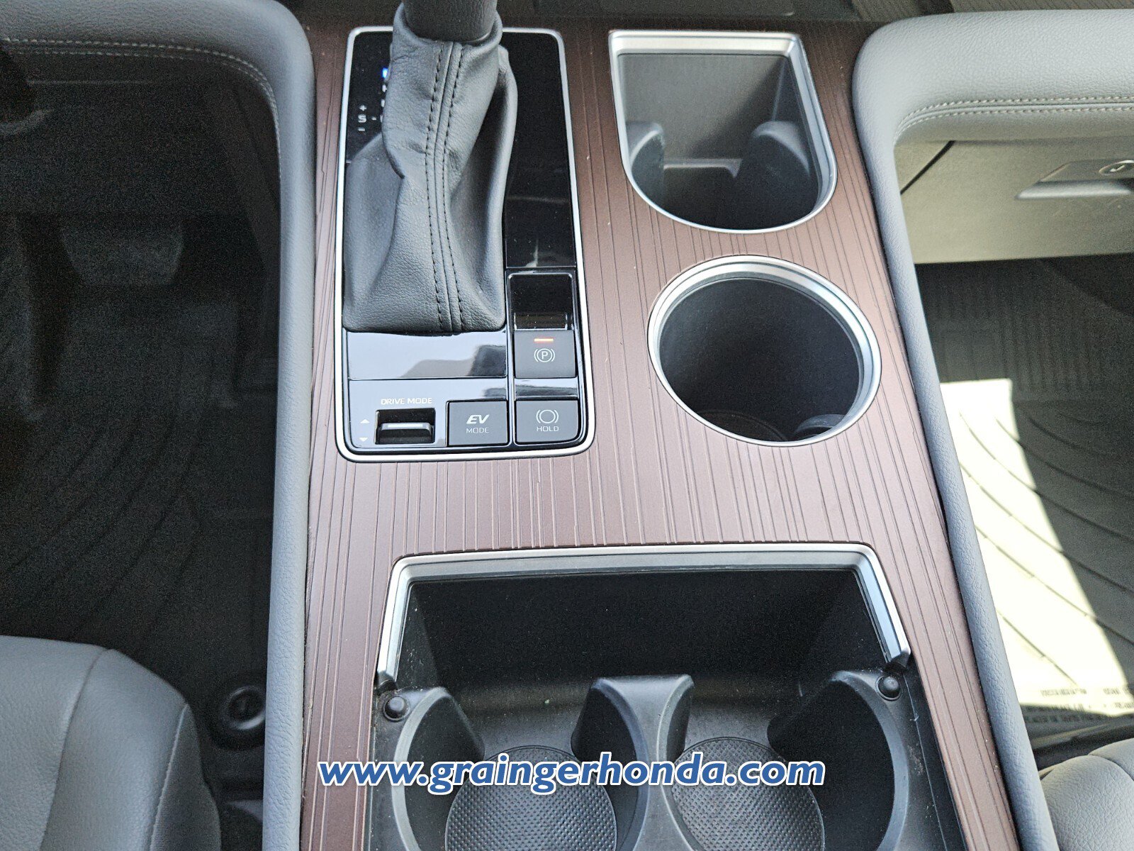 Used 2024 Toyota Sienna XLE w/ XLE Plus Package FWD image 18