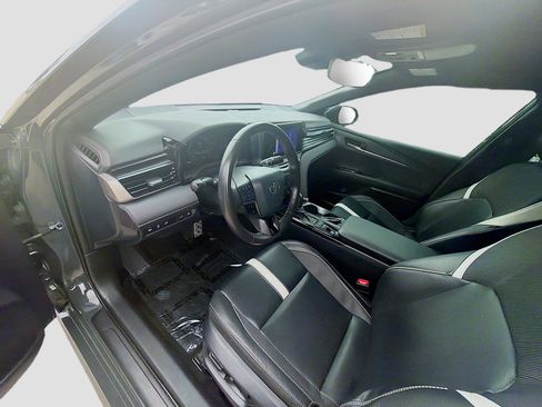 Used 2025 Toyota Camry SE FWD image 9