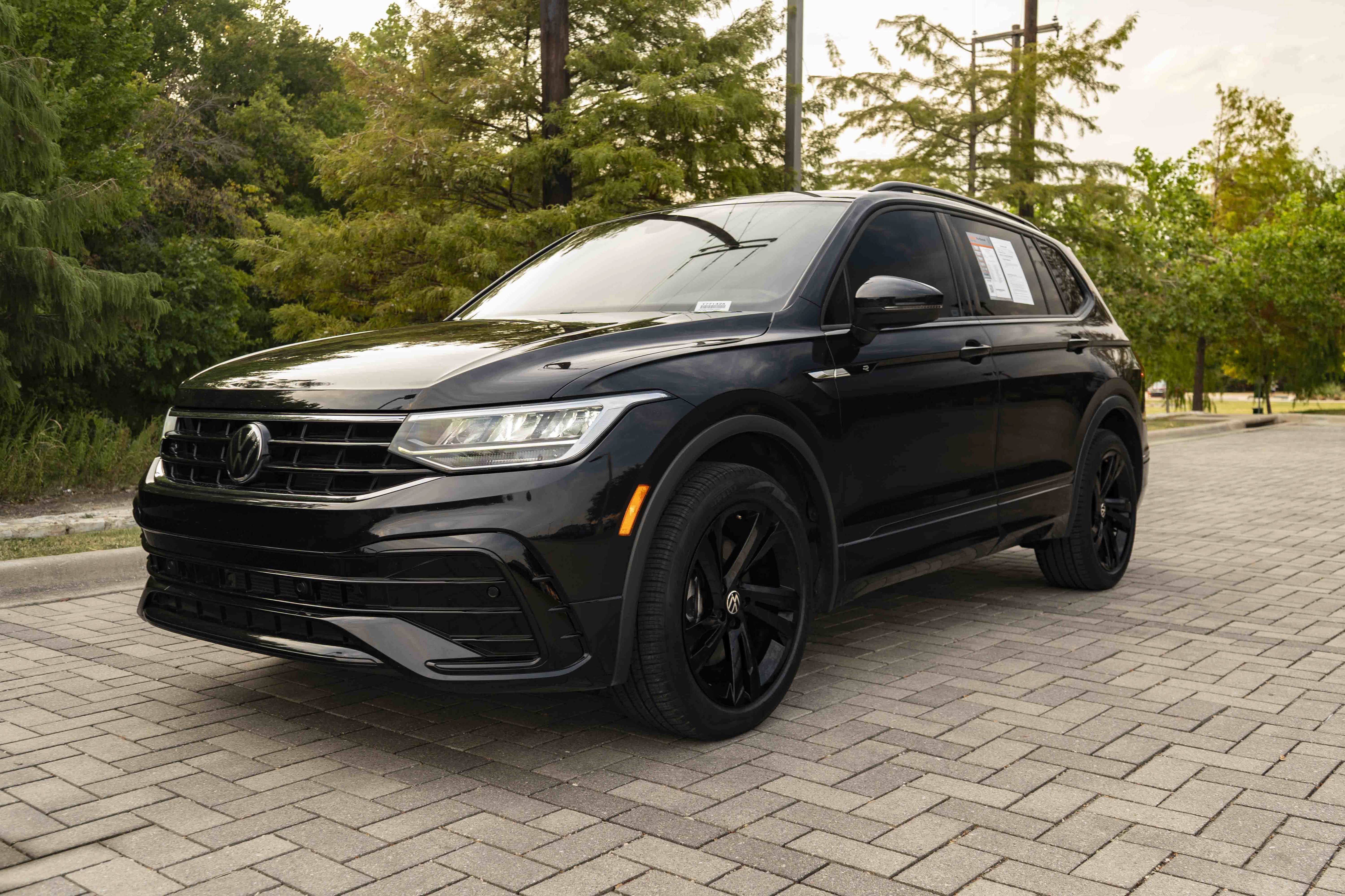 Certified 2023 Volkswagen Tiguan SE R-Line FWD image 4