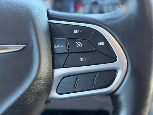 Used 2018 Chrysler Pacifica Touring-L Plus FWD image 29
