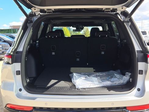 New 2025 Jeep Grand Cherokee Altitude image 17