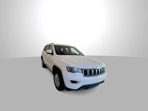 Used 2020 Jeep Grand Cherokee Laredo image 2