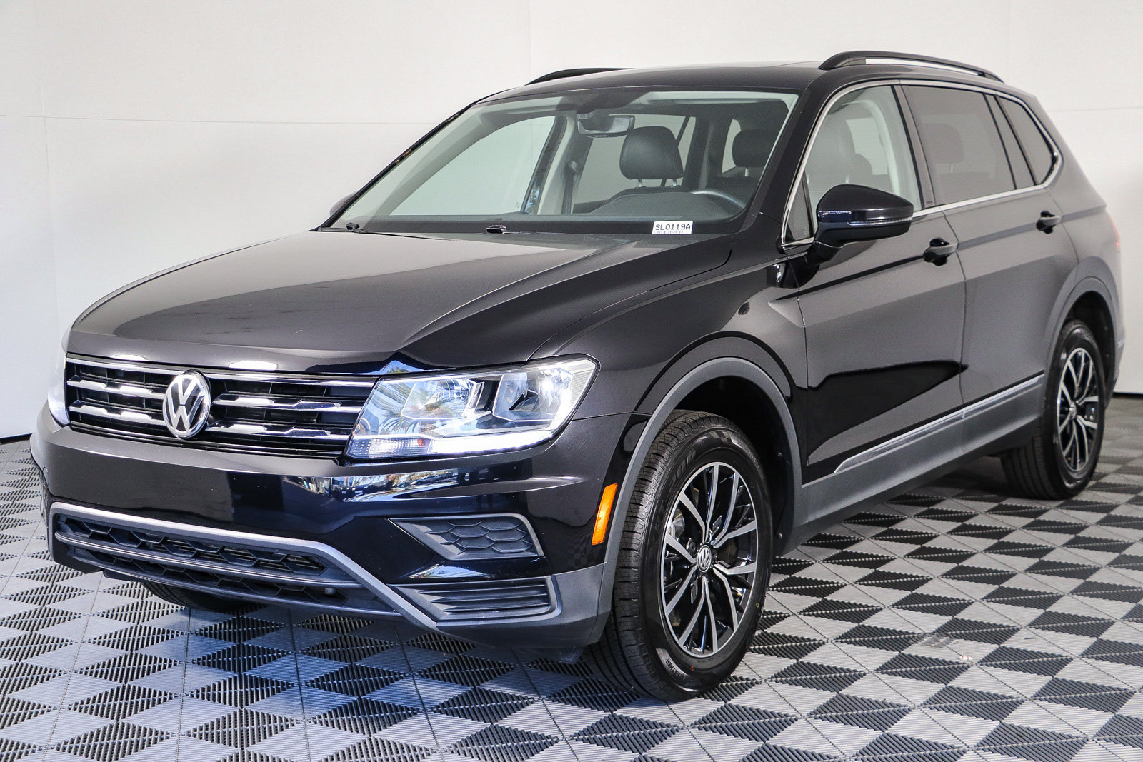 Used 2021 Volkswagen Tiguan SE w/ Panoramic Sunroof Package FWD image 3