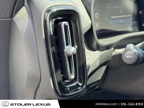 Used 2023 Volvo XC40 B5 Plus image 17