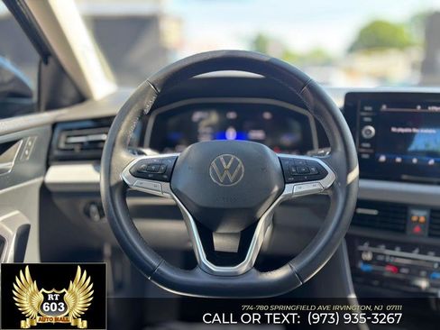 Used 2025 Volkswagen Jetta SE FWD image 11