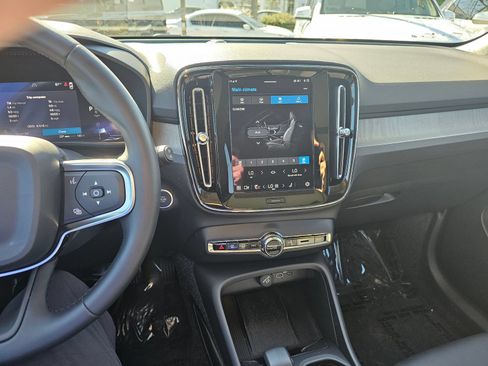 Used 2025 Volvo XC40 B5 Core AWD/4WD image 8